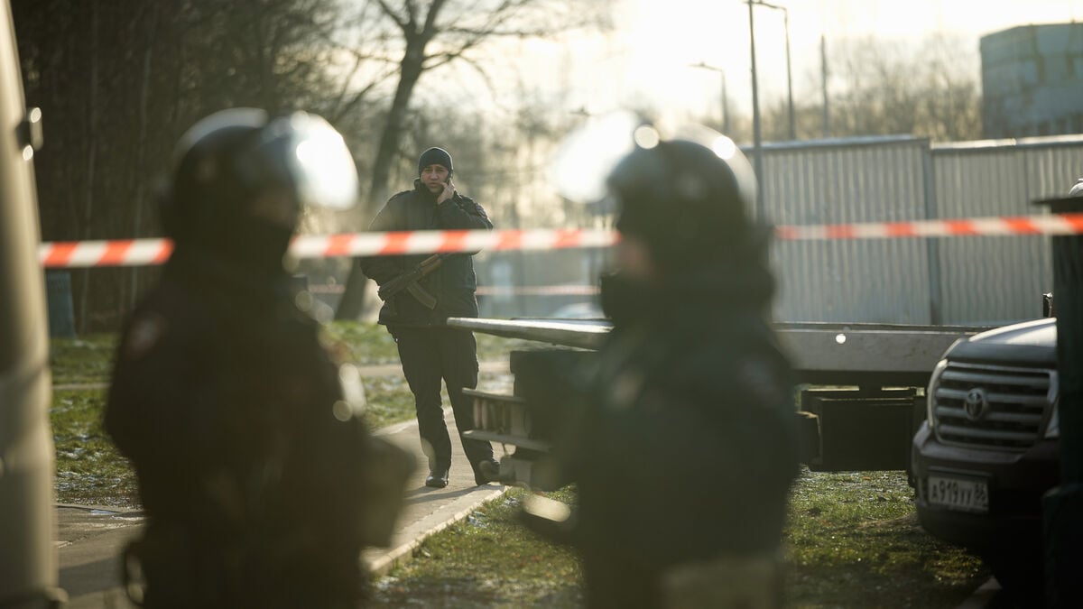 Three dead in Moscow explosion during police stop of suspect