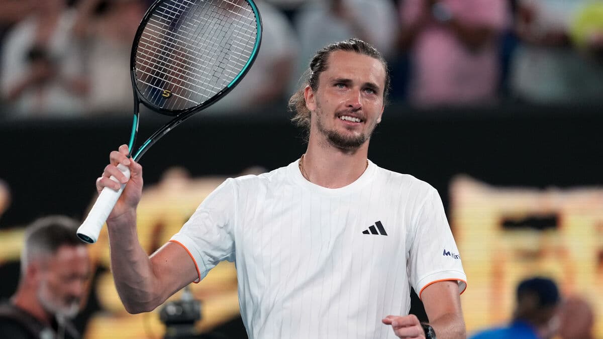 Zverev to semifinals at Australian Open after serving party