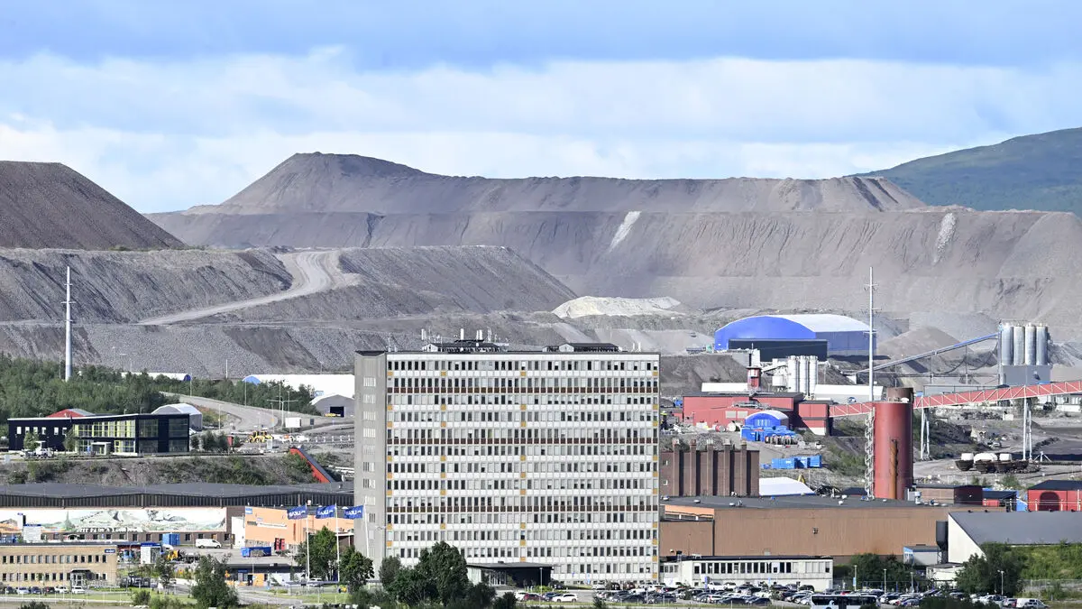 Mining group cuts dividend - dollar hit