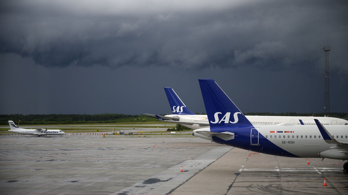 SAS plane from Arlanda forced to turn back after nose wheel indication error