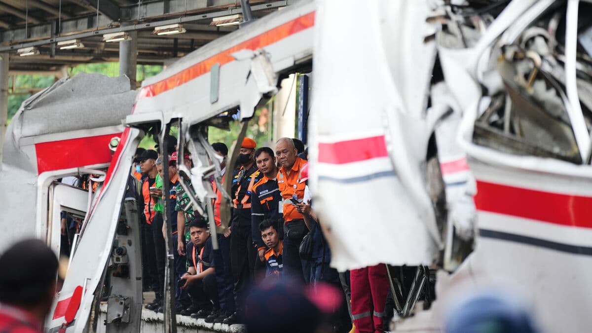 Train crash in Bekasi, Indonesia: 15 dead and around 90 injured