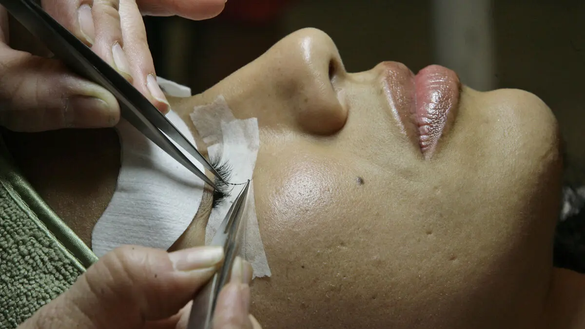 Eyelash extensions linked to mites and skin irritation, study finds