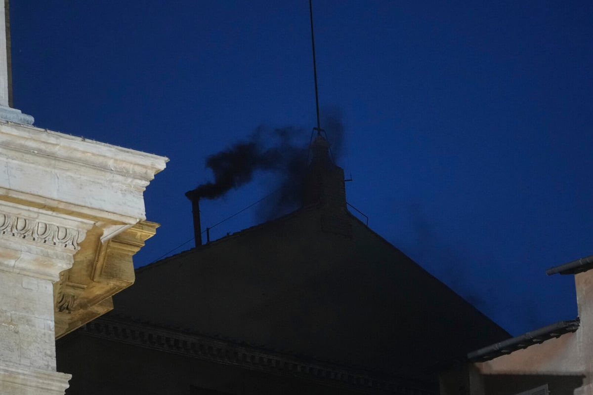 Cardinals Fail to Elect New Pope in Initial Vote at Sistine Chapel
