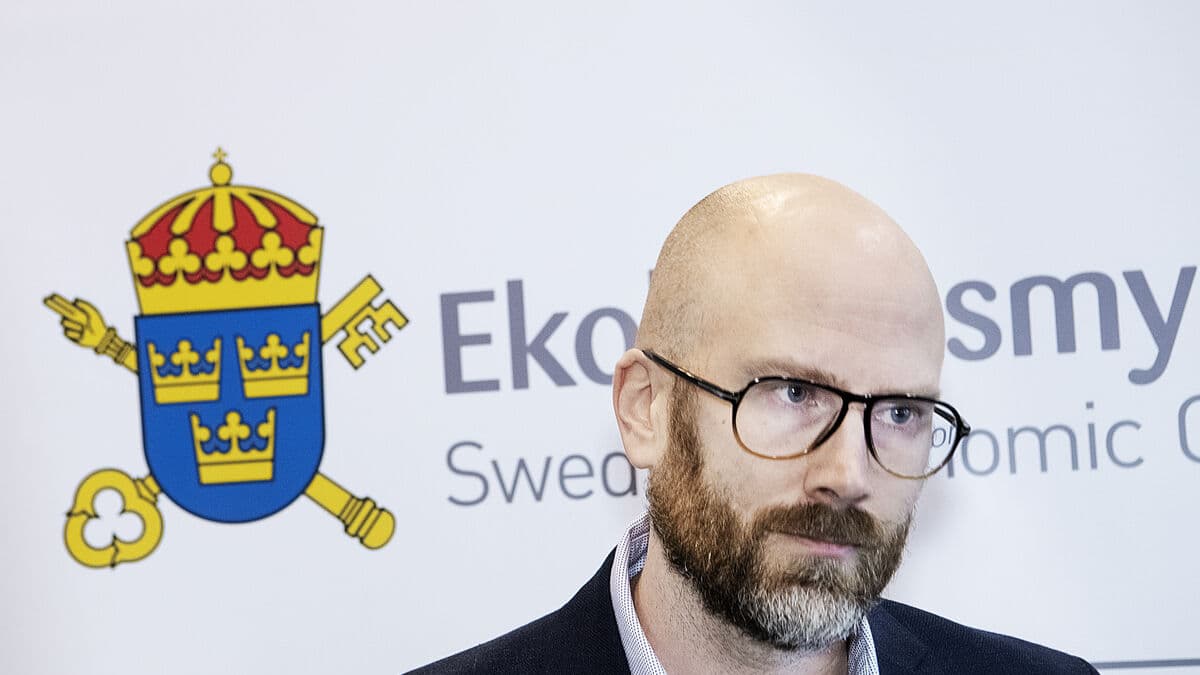 Man sought for detention on suspicion of serious insider trading after raid by Swedish Economic Crime Authority