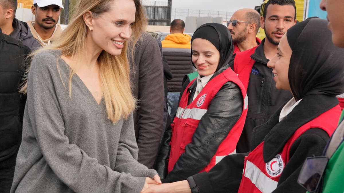 Angelina Jolie visits Rafah border crossing on Egyptian side