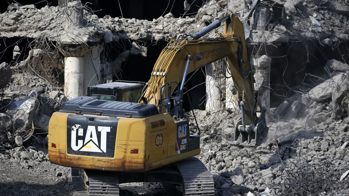 Caterpillar Shares Drop Nearly 10% After Forecast Points to Moderate Fourth-Quarter Growth