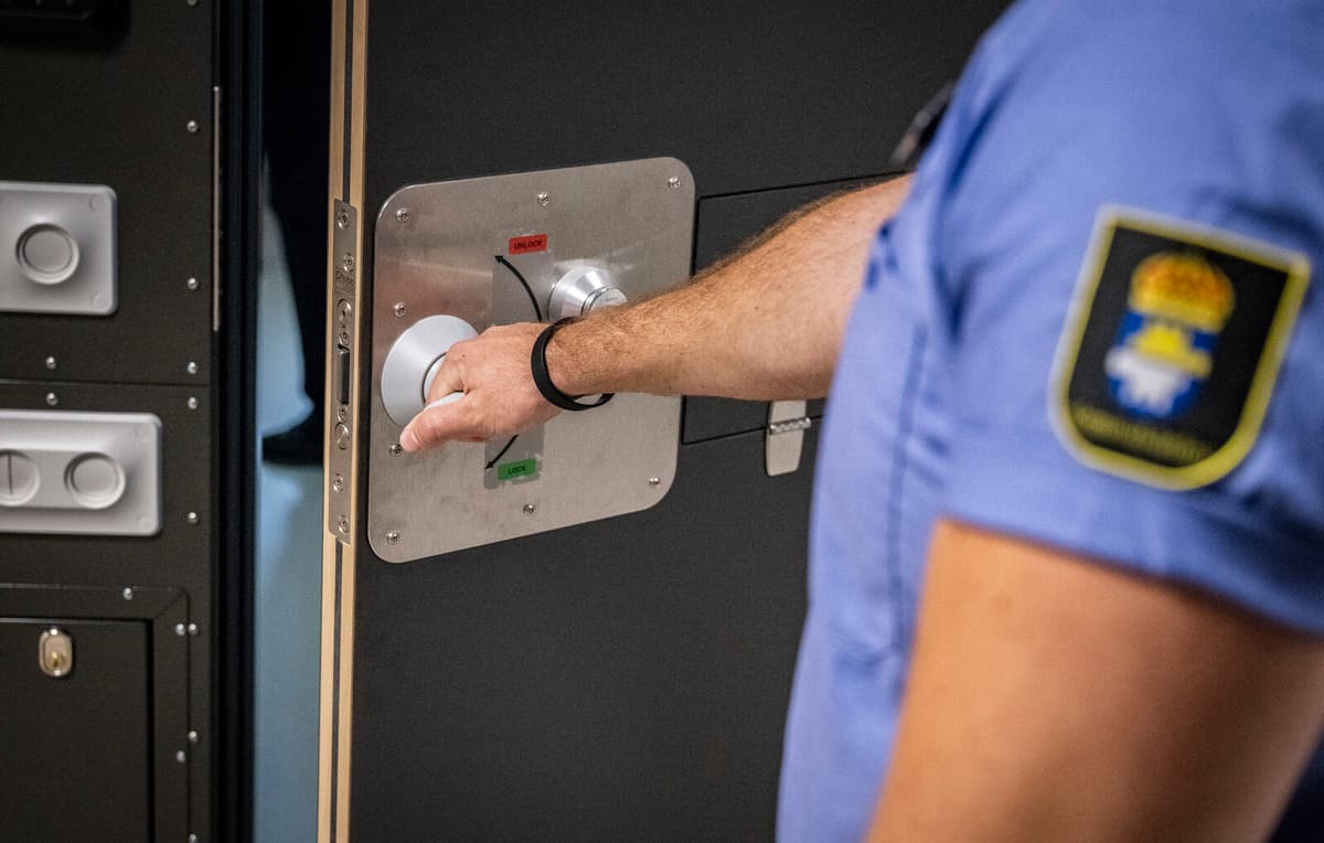 Detained and missed son's birth - receives damages