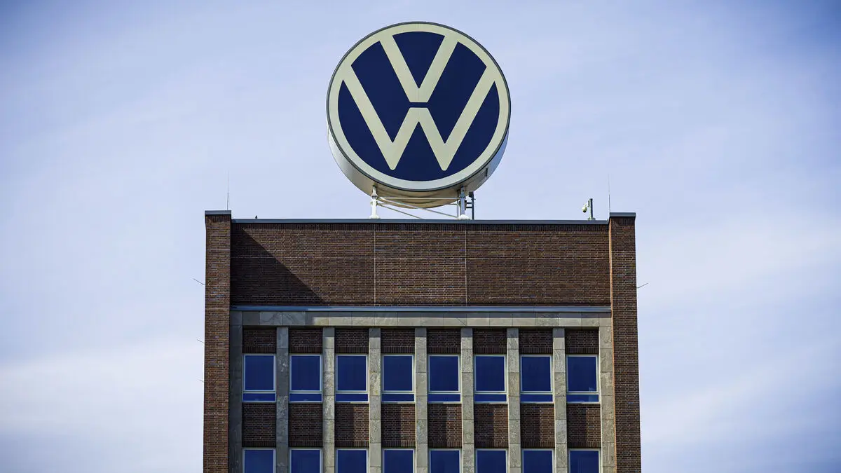 Volkswagen retreats after quarterly report as operating profit falls 14 percent