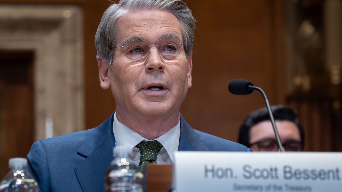 US sanctions Chinese oil refinery and shipping companies over Iranian oil