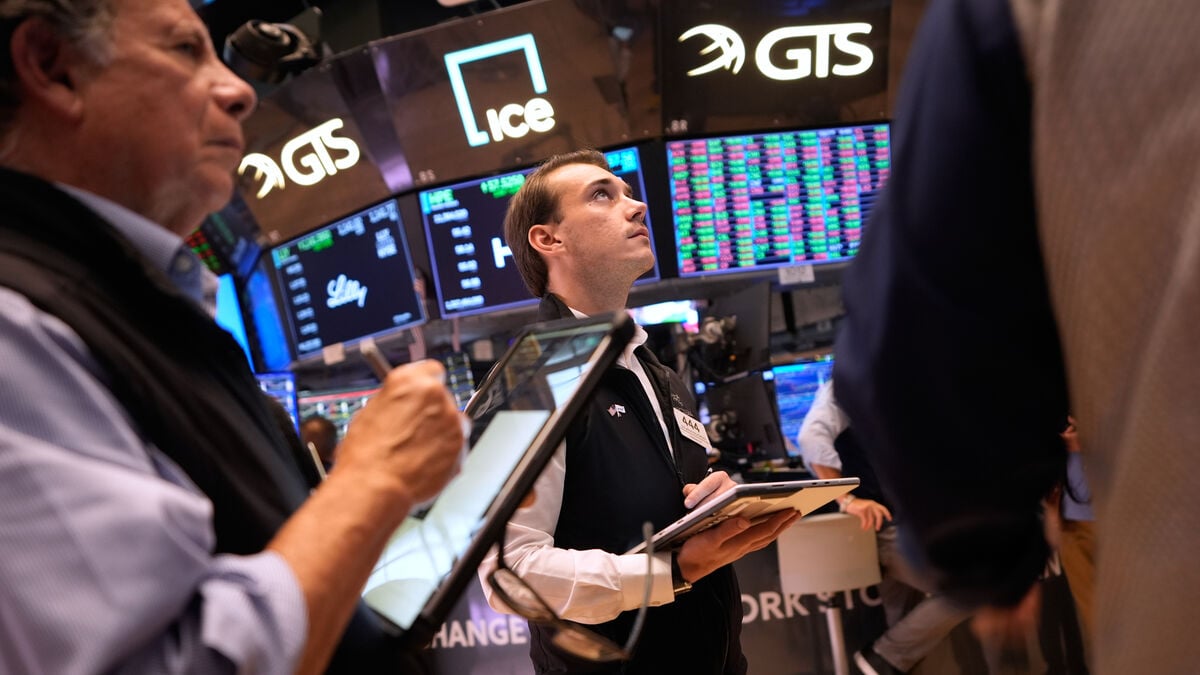 Wall Street recovers slightly as hopes rise for reopening the Strait of Hormuz