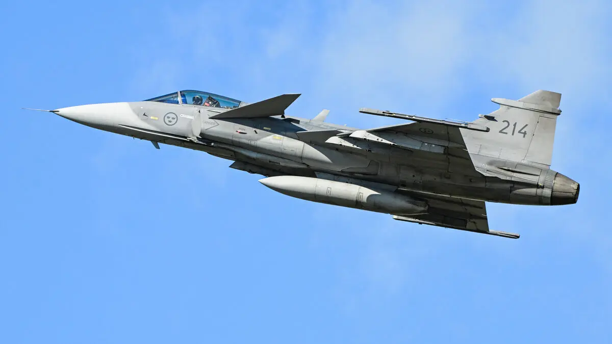 Flight attendant breaks foot during evasive maneuver after collision warning with Gripen fighter jets near Skavsta Airport