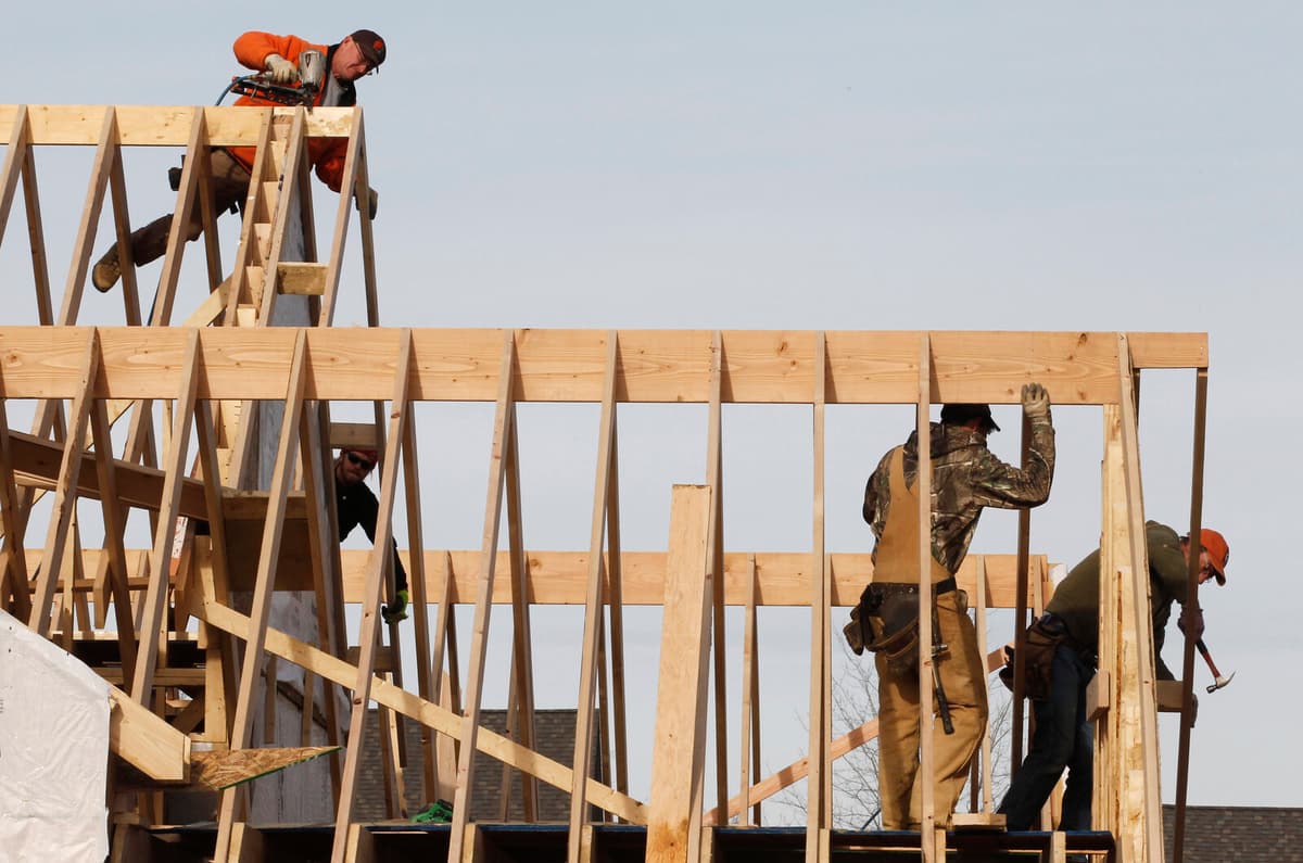 US Economy Shows New Signs of Weakness with Housing and Manufacturing Slumps