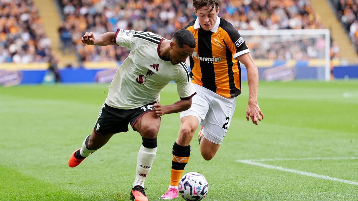 Stroud makes debut as Hull stun Manchester United 2-0