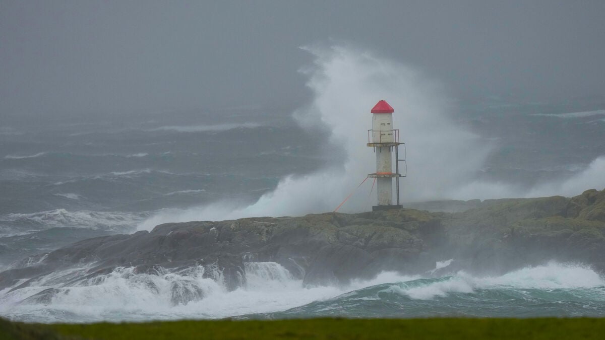 Storm Amy Hits Ireland: 230,000 Lose Power Amid Severe Weather