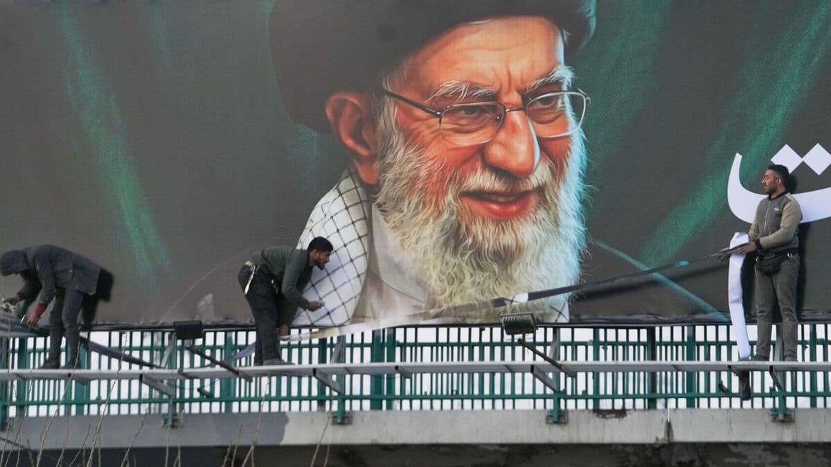 Ayatollah to be buried, ceremony postponed
