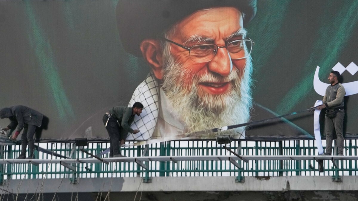 Ayatollah to be buried, ceremony postponed