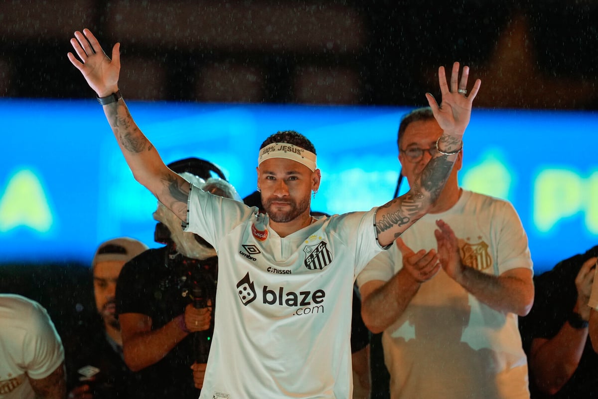 Neymar Signs Six-Month Contract to Stay with Santos in Brazil