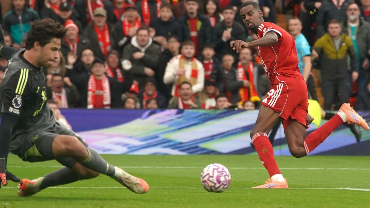 Isak Goalless Again as Manchester United Defeats Liverpool 2-1