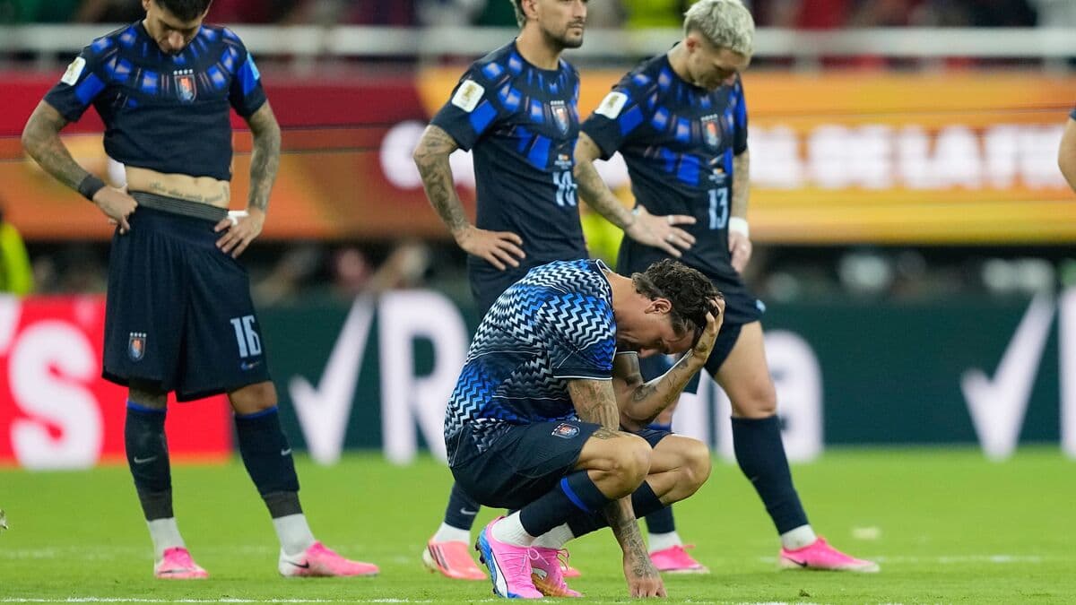 Uruguay World Cup players left to arrange own travel home after group-stage exit