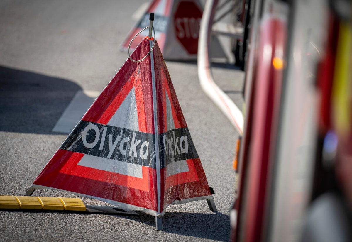 One Dead in Head-On Collision Between Car and Truck in Nynäshamn
