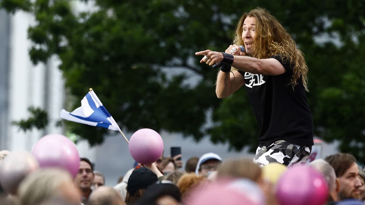 E-Type and Arne Alligator take the king's stage at Solliden Castle