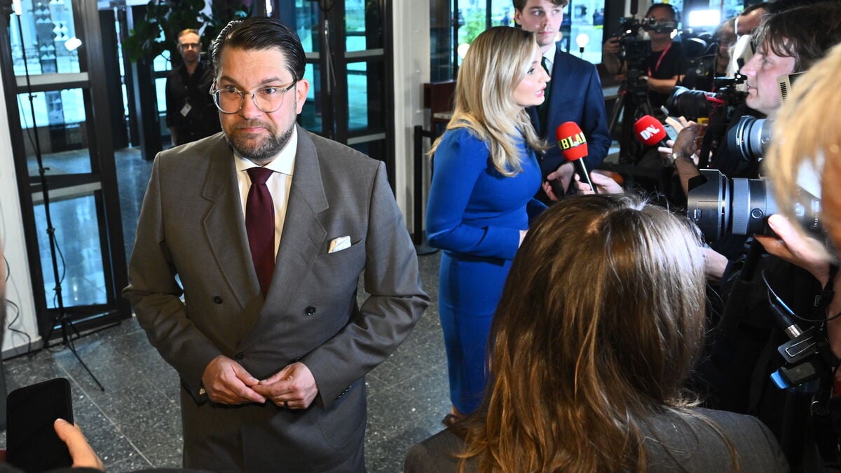 Four people removed by police from TV house at Gärdet in Stockholm during SVT debate