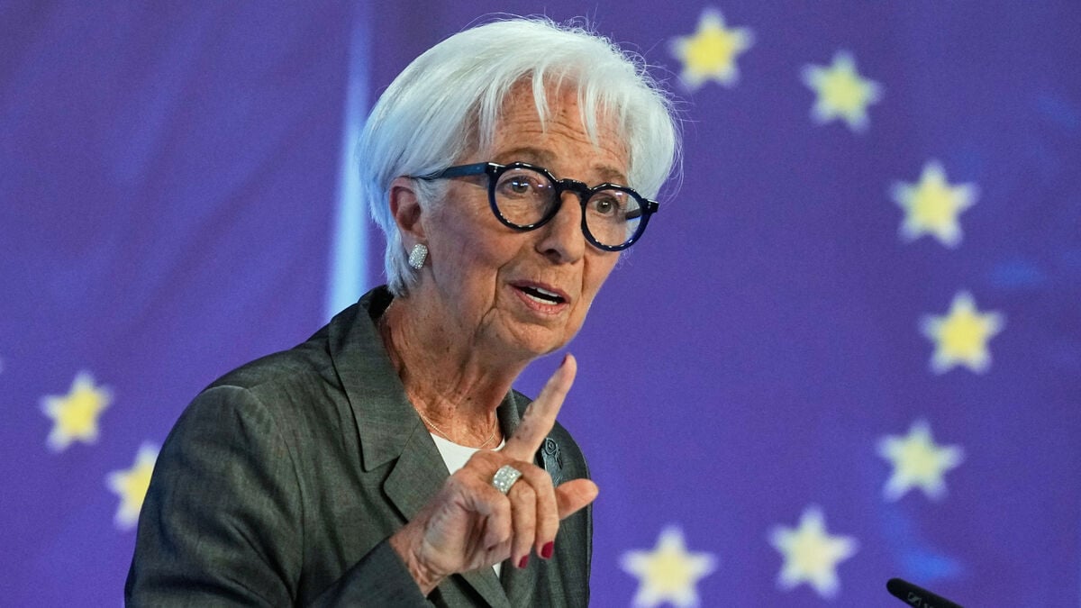 Euro Falls to 17-Month Low After ECB Holds Interest Rates Steady