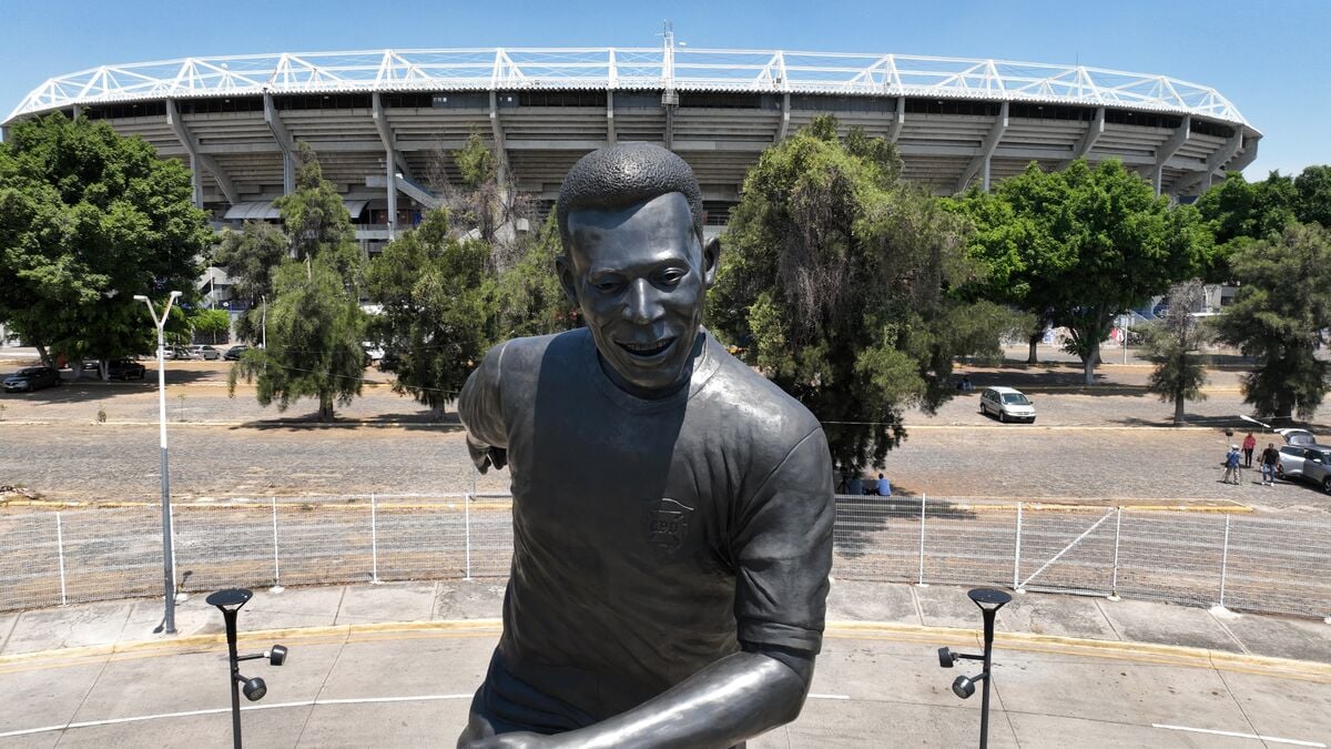 Pelé’s Råsunda World Cup shirt sells for $4.9 million, second most expensive ever