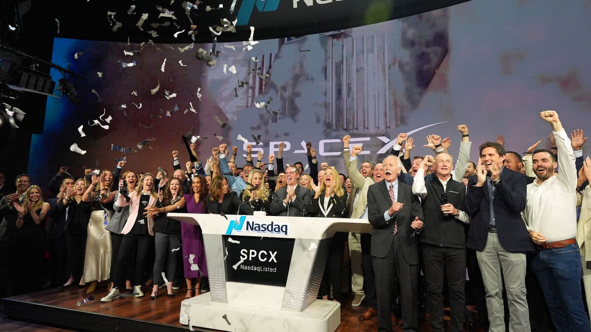 SpaceX rushes into IPO in largest initial public offering of all time