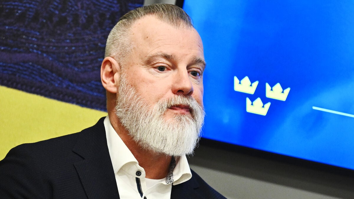 Magnus Hellberg Misses Tre Kronor Squad as Three Players Make Their Debuts