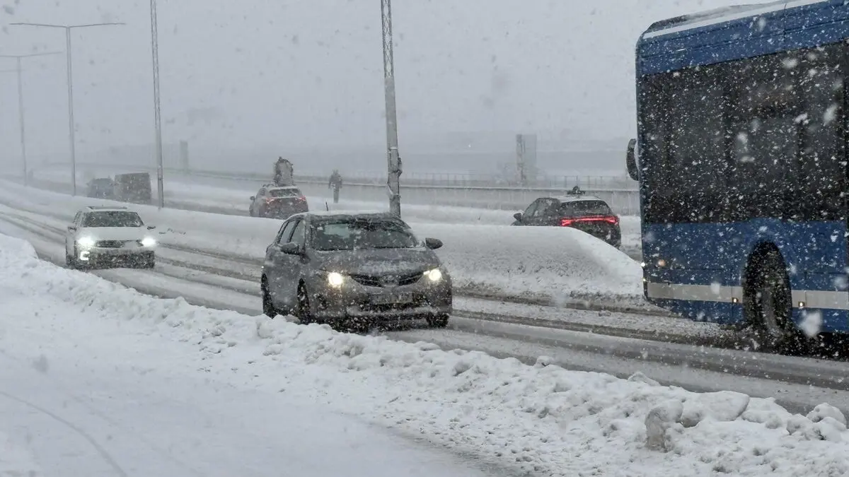 400 vehicles stuck in queues on E22 during snowstorm