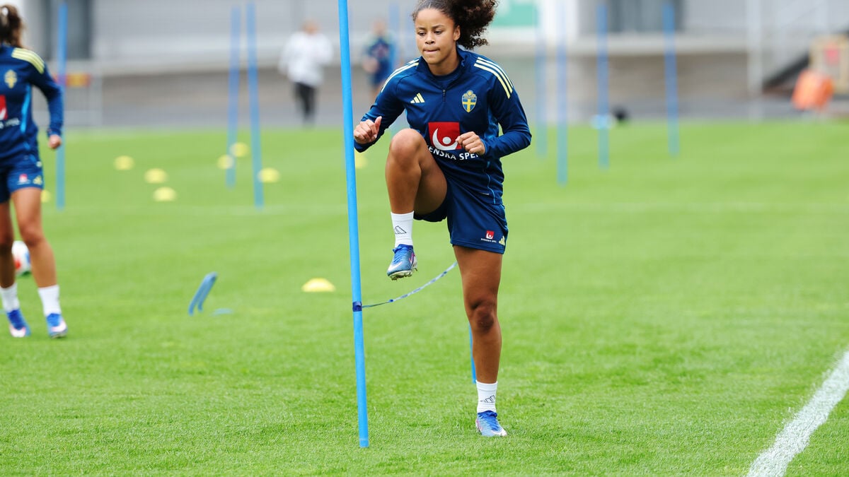 Felicia Schröder in training ahead of crucial match against Denmark