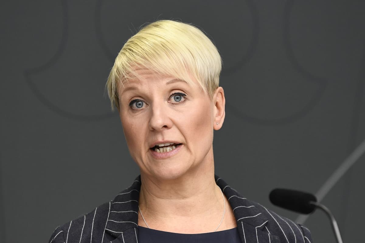 Minister: No Priority for Sickness Benefit After Cosmetic Surgery