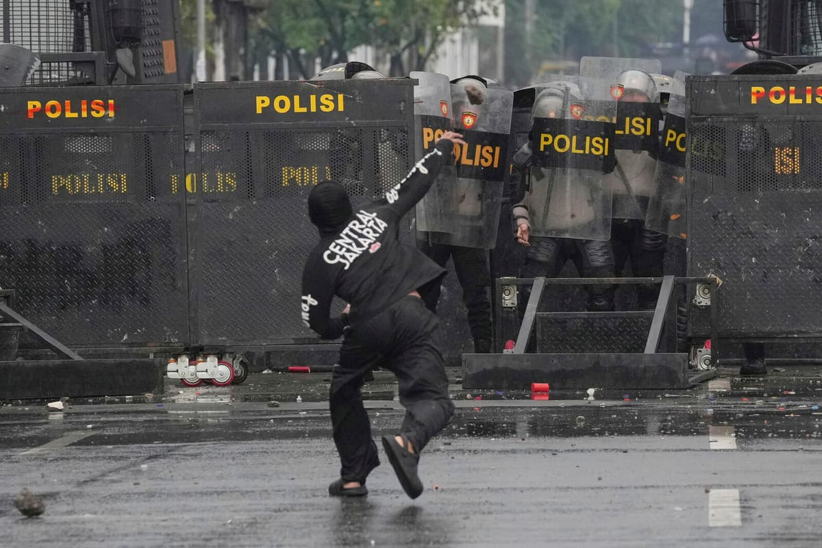 Indonesia Reduces Politician Benefits Amid Protests
