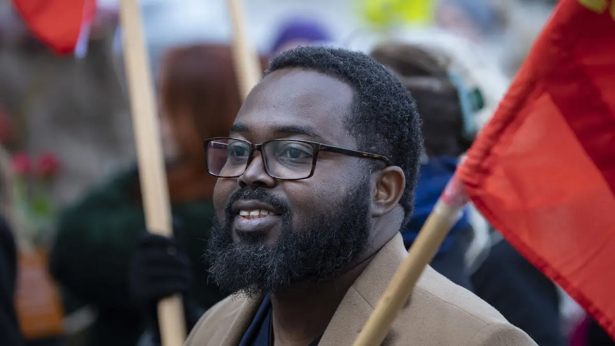 Formally leaves V - becomes new independent MP in the Riksdag