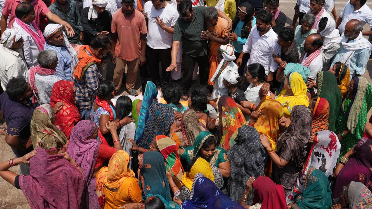 Sandstorms and thunderstorms leave nearly 100 dead in northern India