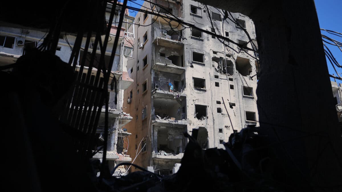 Deadly attacks in Lebanon - Israel draws new border