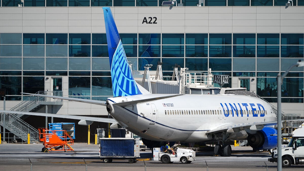 United Airlines warns ticket prices could rise by 20 percent if jet fuel prices stay at current high level