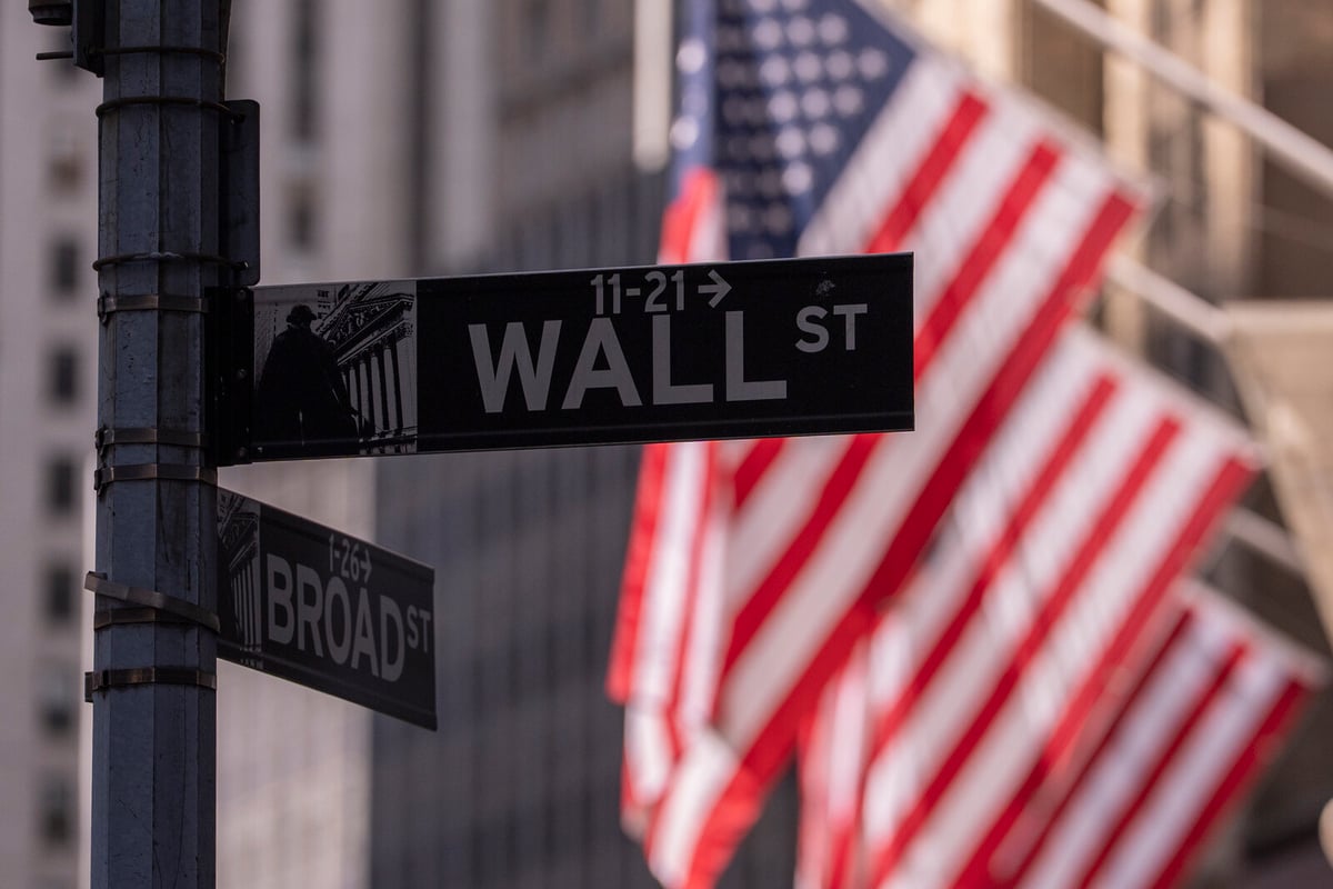 Wall Street Indexes Fall Amid Investor Caution
