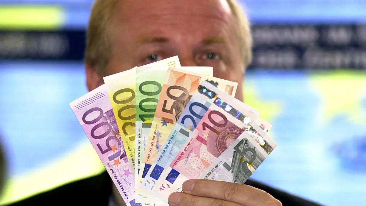 Beethoven or birds when the euro banknotes change motifs