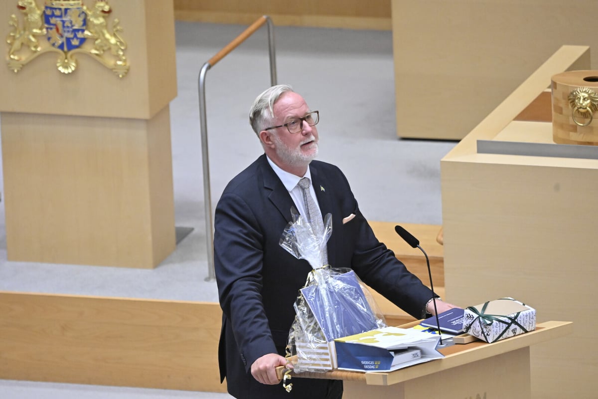 Johan Pehrson Honored with Books and Gifts in Final Debate