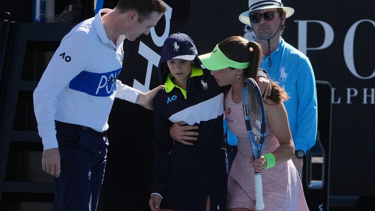 Ball girl fainted in the heat at the Australian Open, players stepped in
