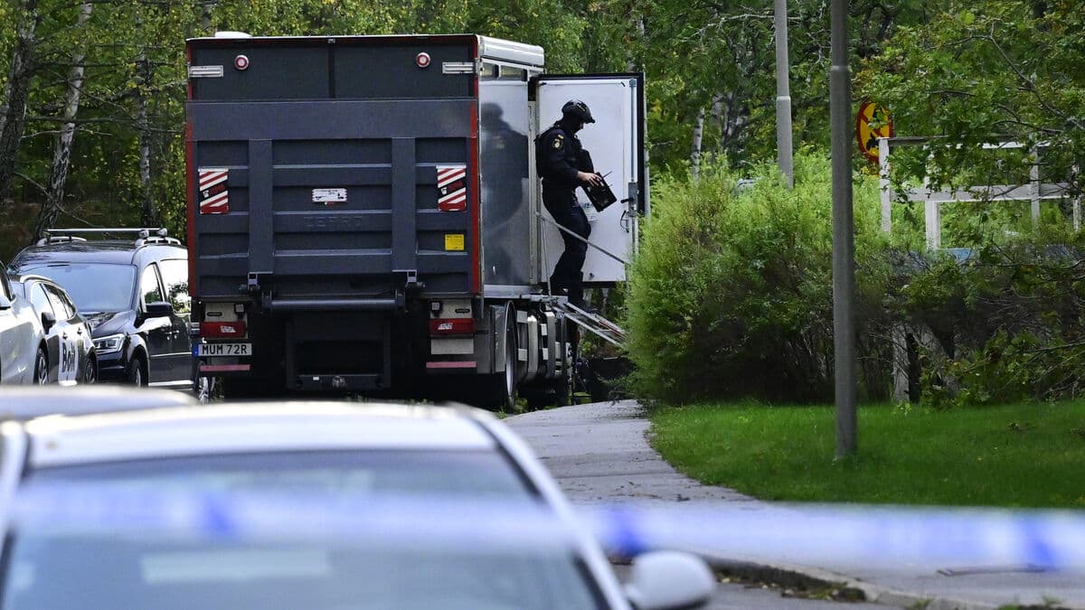 Two Arrested After Suspicious Objects Found in Sätra Stockholm