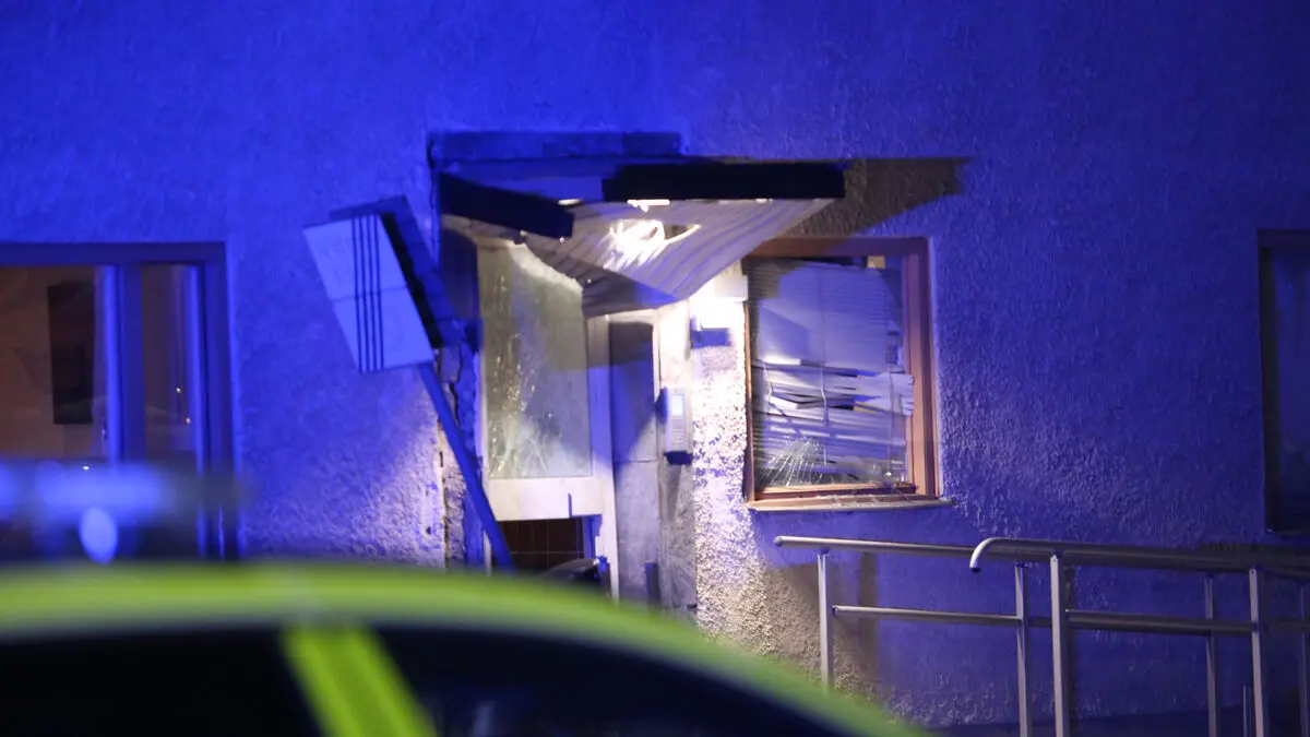 Explosion in Rinkeby: a big bang at apartment building gate