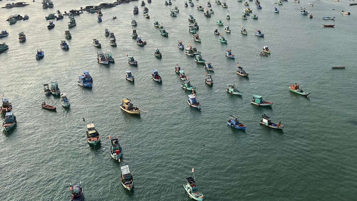 Vietnam boat capsizes off Phu Quoc, killing at least 15 tourists