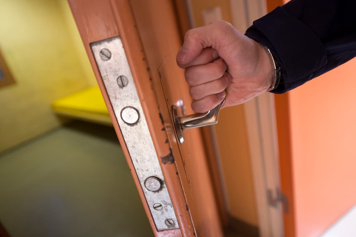 Ombudsman Criticizes Inhumane Conditions in Police Detention Cells