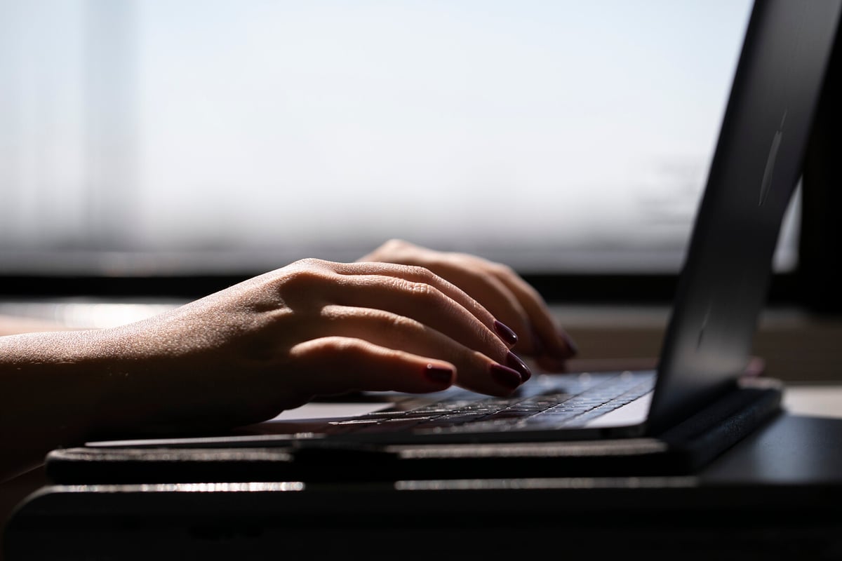 Unemployed Chinese Youth Pay for Fake Offices Amid High Joblessness