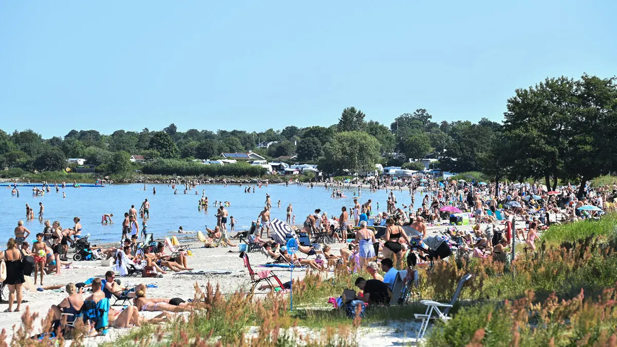 Heat warning for young children as doctors urge parents to avoid midday sun