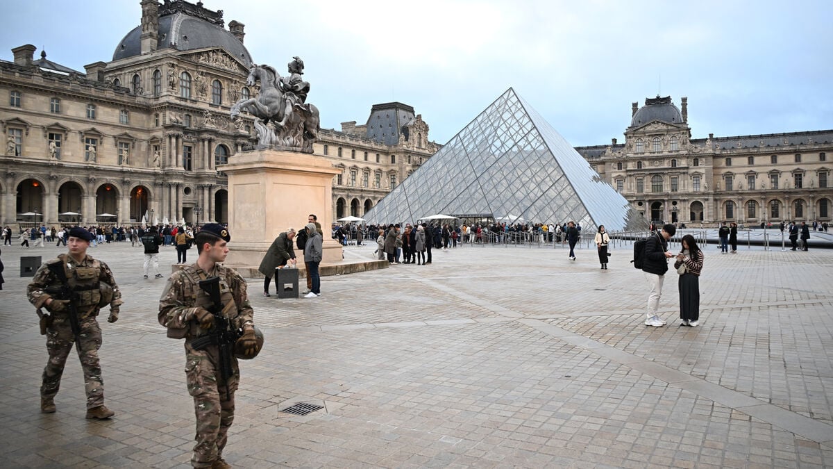 Louvre Reopens After Jewelry Heist While Thieves Remain Uncaught