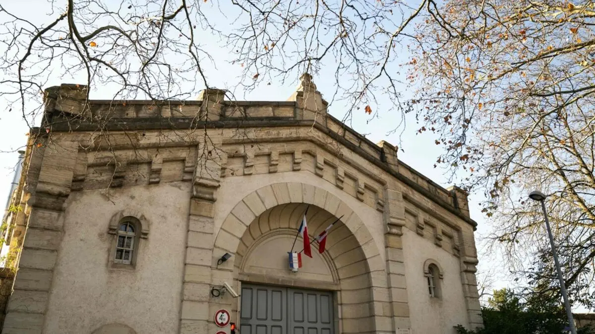 Escaped with a saw and a sheet - the government receives criticism